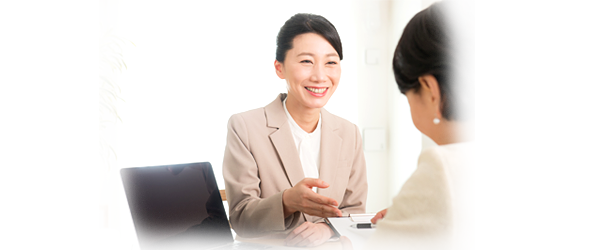 担当の婚活アドバイザーとの接客風景